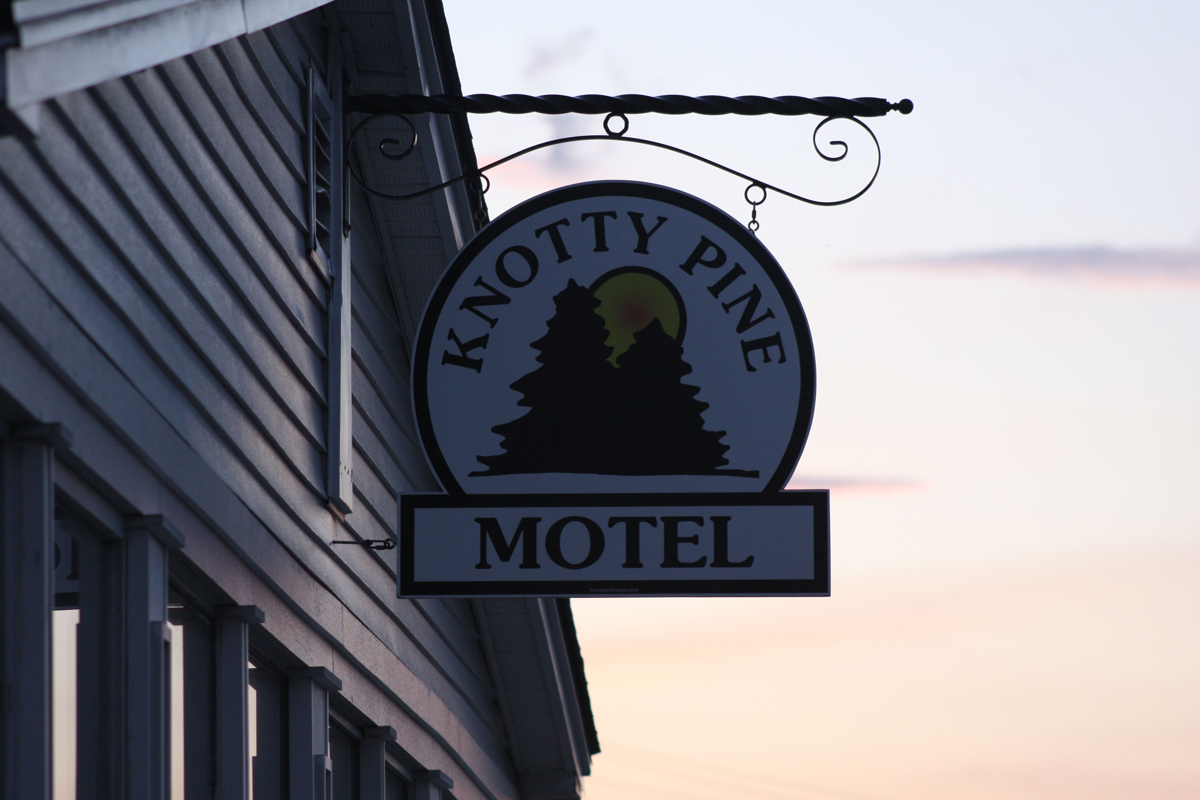 knotty pine motel        
        <figure class=